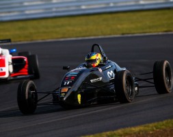 A Silverstone il pilota sammarinese porta a termine tutte e tre le gare in programma