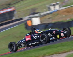 Nella Formula Ford inglese il pilota di San Marino si conferma veloce e regolare