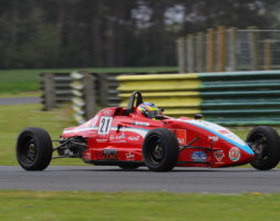 Nel terzo appuntamento della Formula Ford Uk un problema elettrico in Gara 1 lo relega sul fondo